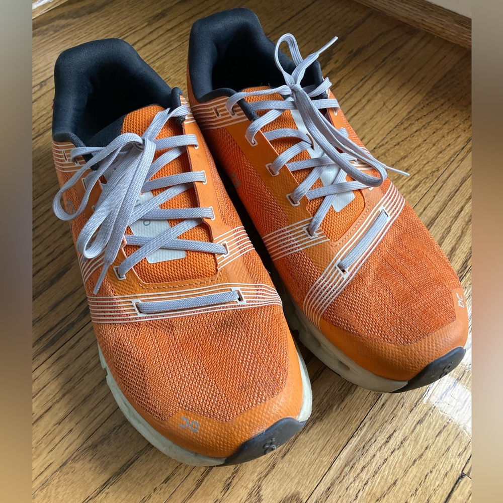 On cloud mens 9.5 cloud go. Orange lightly worn shoes.